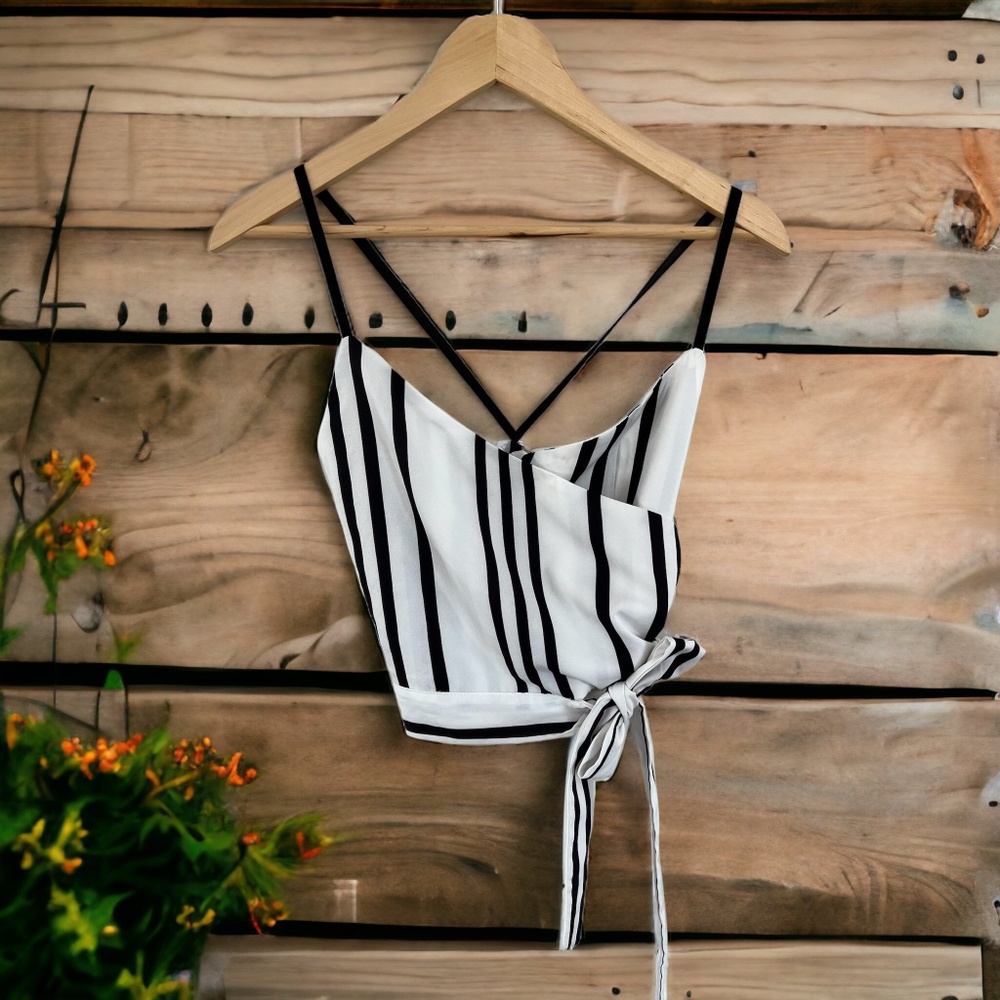NWT - New With Tags Women's Zaful Navy and White Striped Crop Tank Size Small